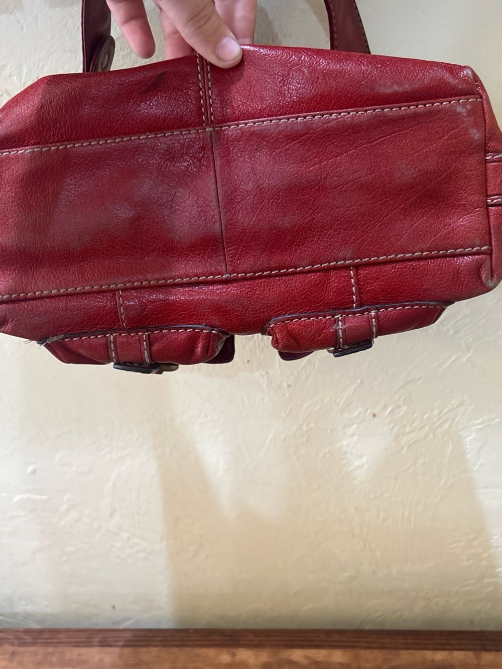 Fossil Red Leather Shoulder Bag with Gold Hardware Classic Women’s Handbag - Picture 3 of 6